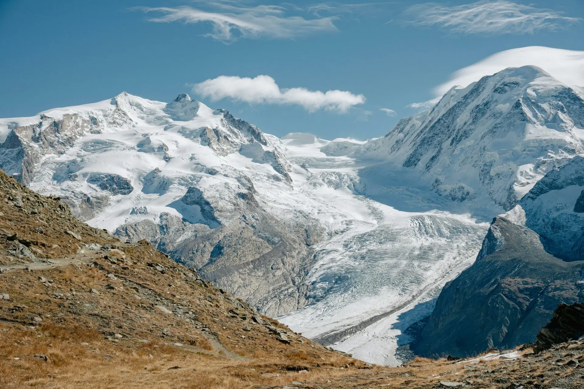 Majestic Alpine landscape with snow-covered peaks in Zermatt, Schweiz.